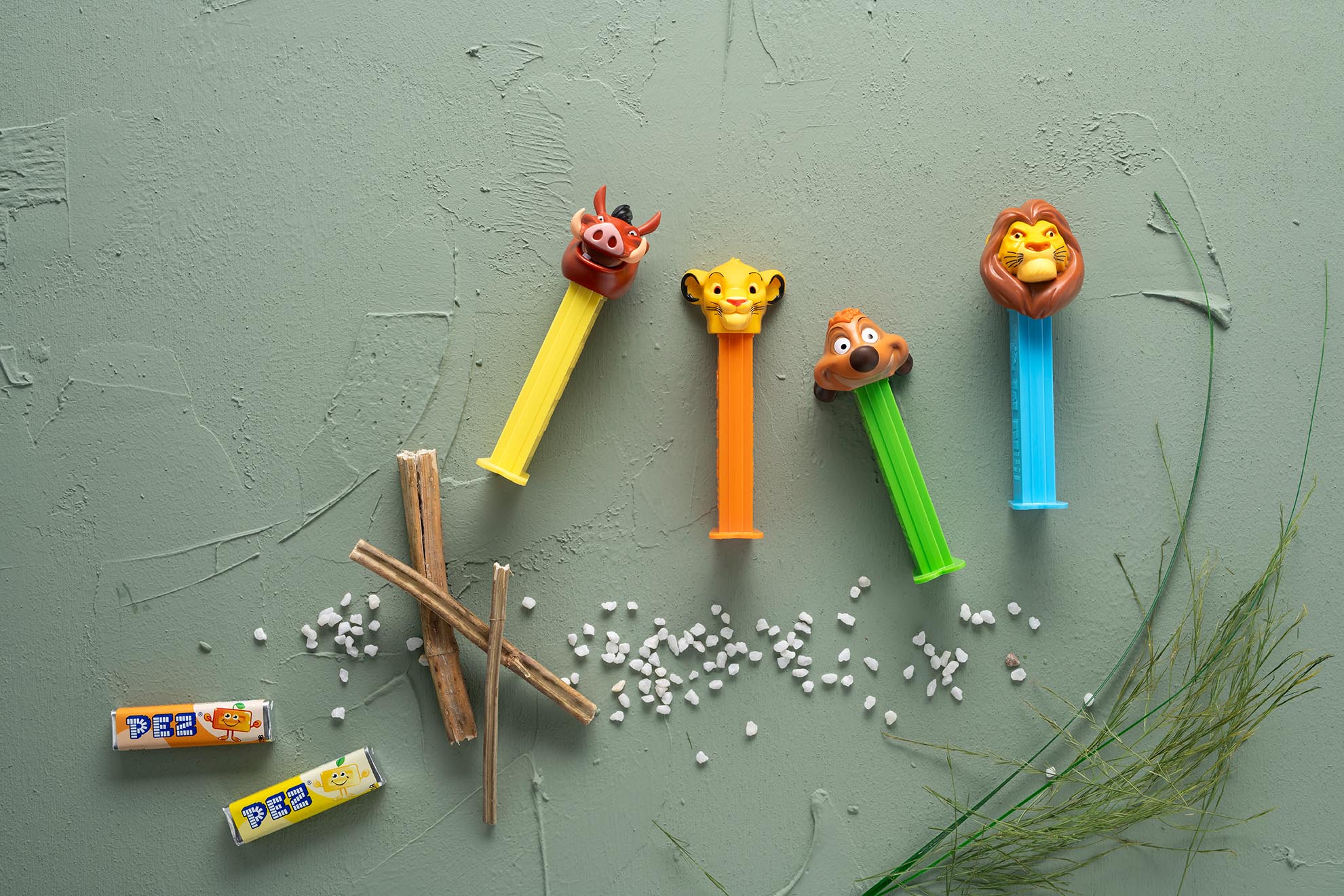 Vier PEZ-Spender mit Figuren aus Der König der Löwen: Simba, Mufasa, Timon und Pumba