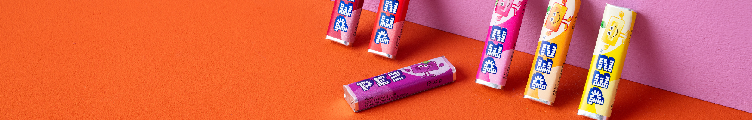 PEZ Bonbons auf farbigen Hintergrund