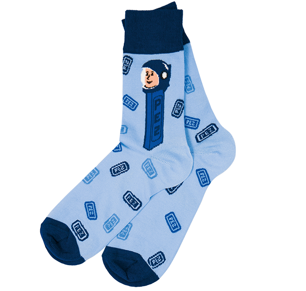 PEZ Merch Socken mit einem PEZ Spender und PEZ Bonbons bedruckt