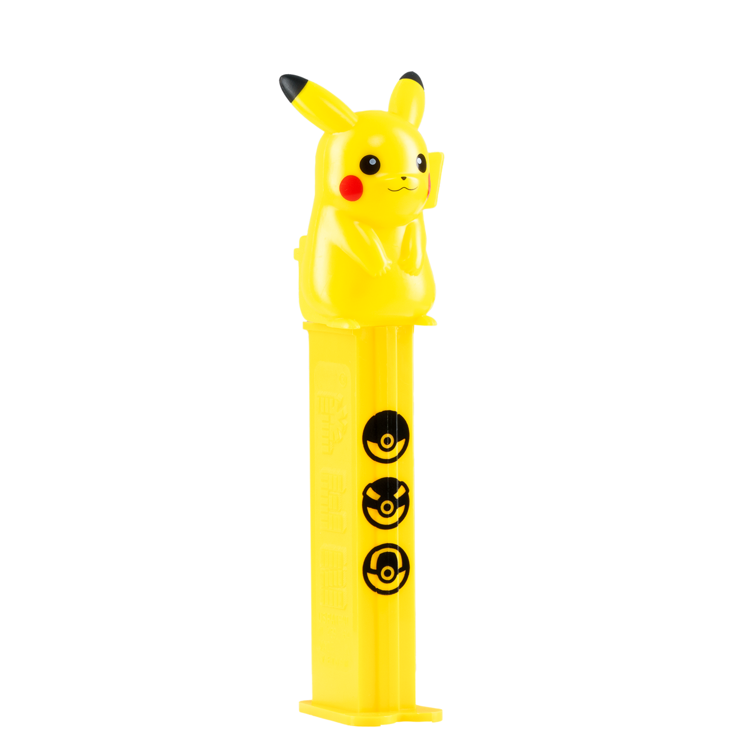 Gelber Pikachu PEZ-Spender mit drei aufgedruckten schwarzen Pokébällen auf dem Schaft, freigestellt auf schwarzem Hintergrund. Seitliche Ansicht.