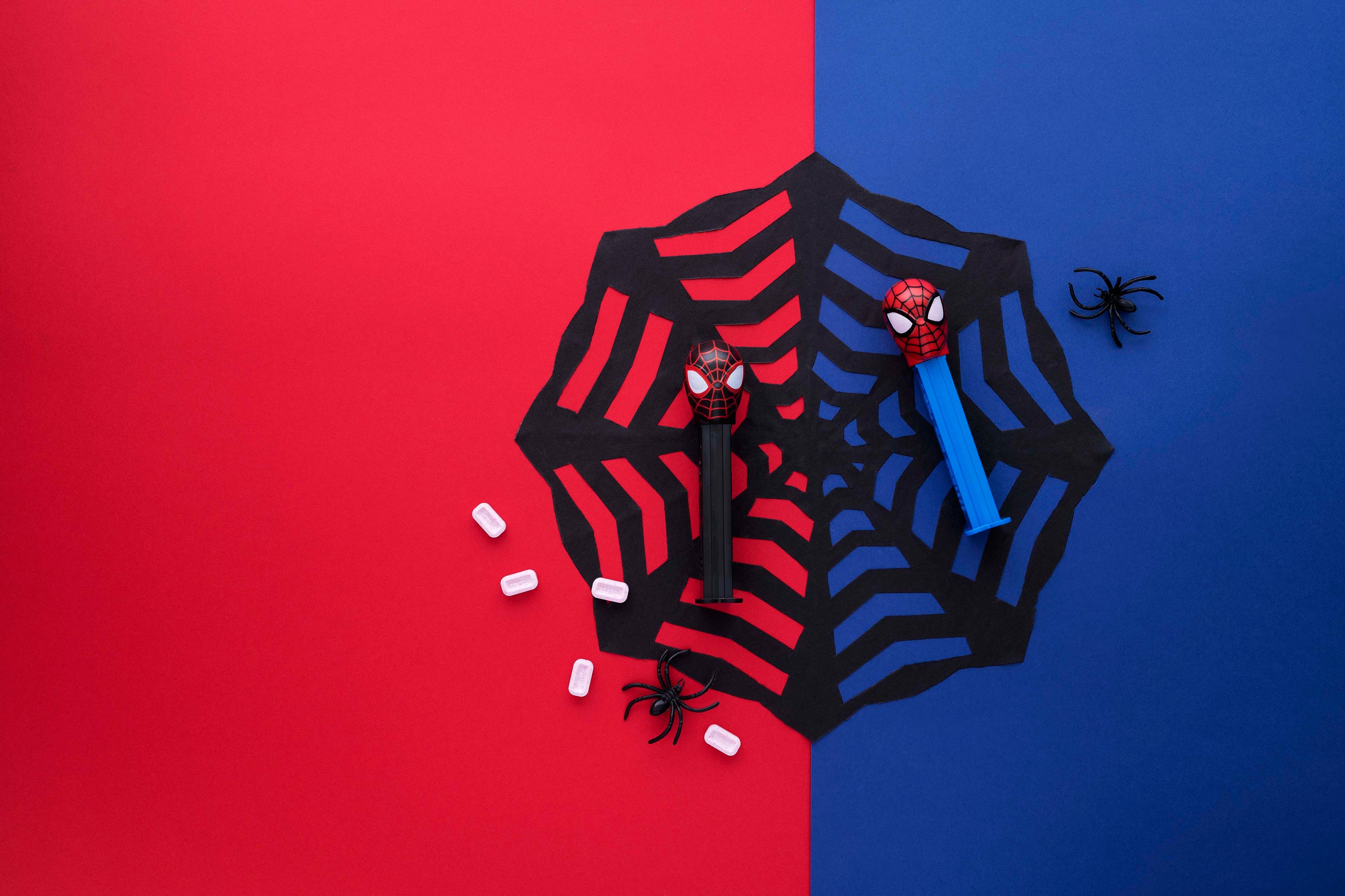 Zwei Spiderman PEZ Spender in unterschiedlichen Farben