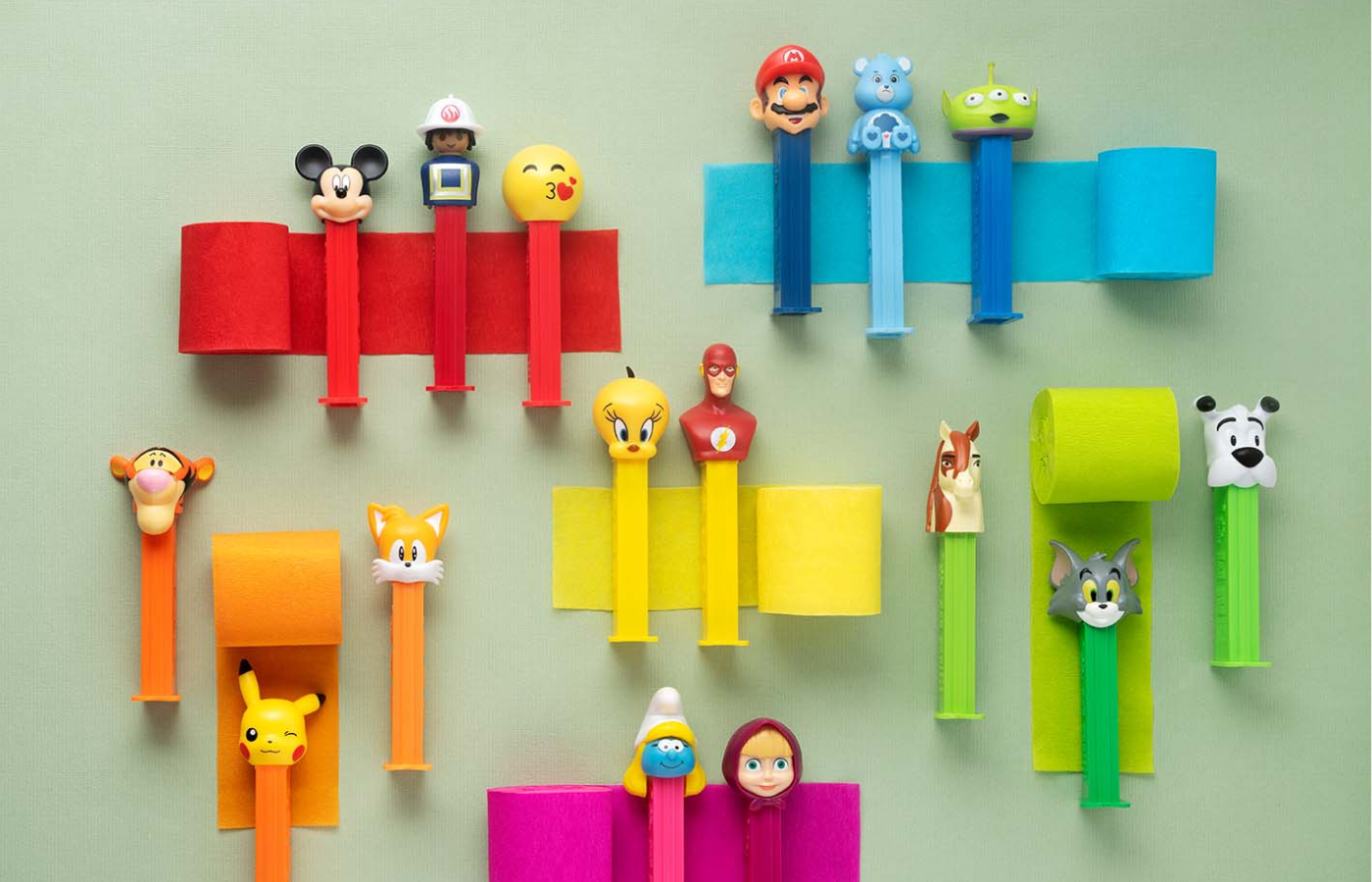 Verschiedene PEZ-Spender mit Comic- und Filmfiguren