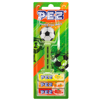PEZ Spender in grün mit Fußball als Motiv. Auf der orangenen Spenderbox steht "ONE TEAM ONE DREAM". Der Spender ist mit 3 verpackten Bonbons in den Sorten Zitrone, Orange und Erdbeere verpackt. Die Überverpackung ist in grün mit schwarzen Fußball Symbolen abgebildet (z.B Pokal und Fußball)