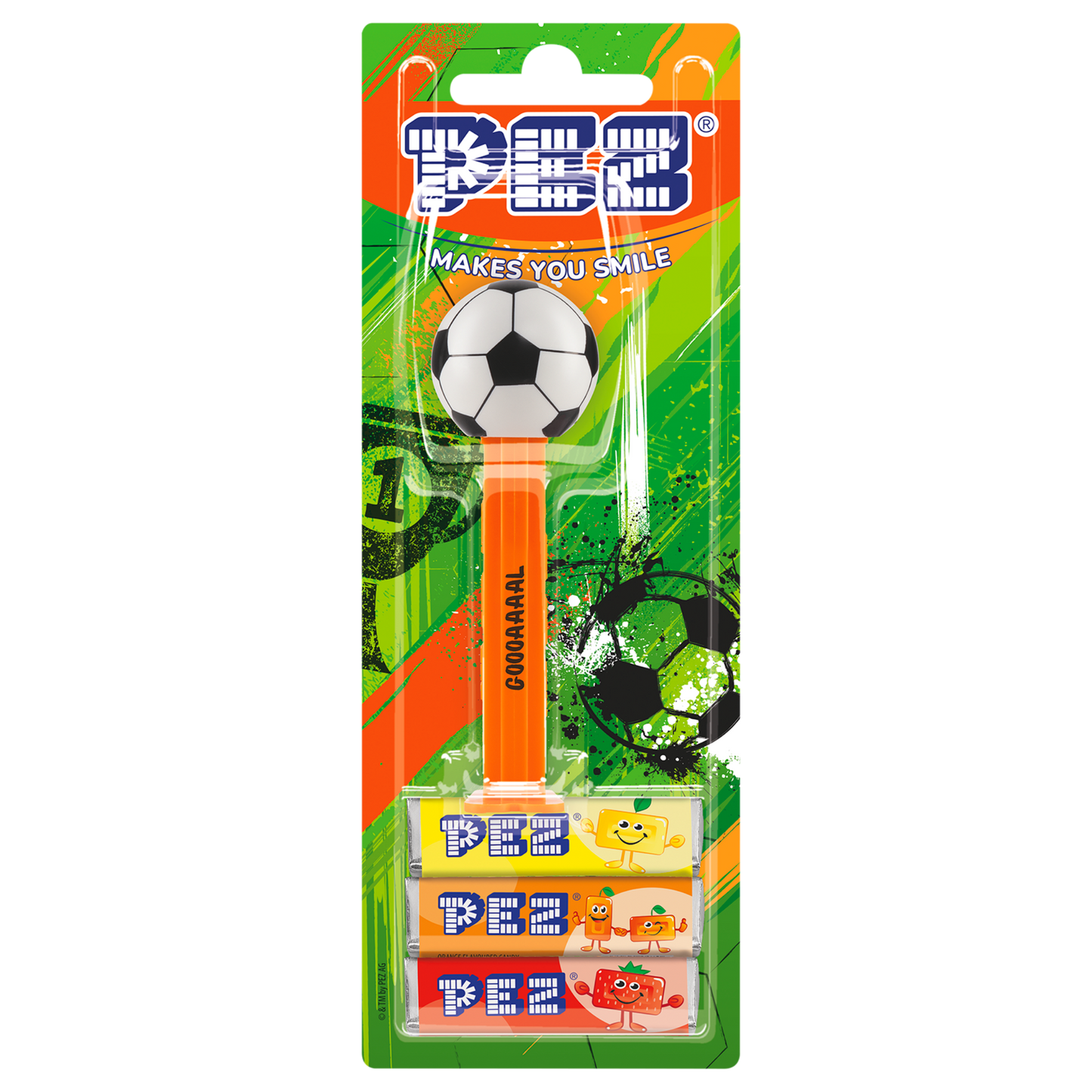 PEZ Spender in orange mit Fußball als Motiv. Auf der orangenen Spenderbox steht "GOOOAAAAL". Der Spender ist mit 3 verpackten Bonbons in den Sorten Zitrone, Orange und Erdbeere verpackt. Die Überverpackung ist in grün mit schwarzen Fußball Symbolen abgebildet (z.B Pokal und Fußball) 