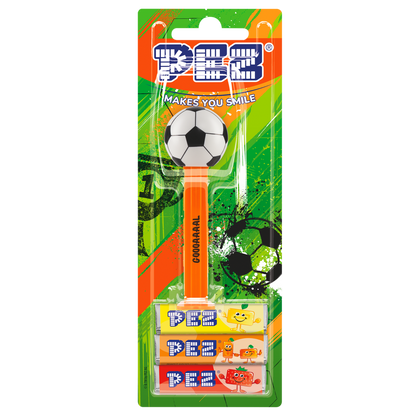PEZ Spender in orange mit Fußball als Motiv. Auf der orangenen Spenderbox steht "GOOOAAAAL". Der Spender ist mit 3 verpackten Bonbons in den Sorten Zitrone, Orange und Erdbeere verpackt. Die Überverpackung ist in grün mit schwarzen Fußball Symbolen abgebildet (z.B Pokal und Fußball) 