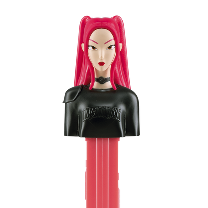 Nahaufnahme des PEZ-Spenders von Mira aus KPop Demon Hunters mit knallrotem Haar und schwarzem Oberteil.