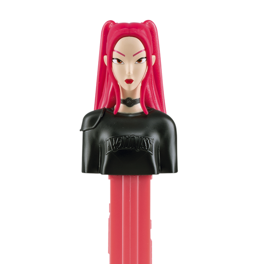 Nahaufnahme des PEZ-Spenders von Mira aus KPop Demon Hunters mit knallrotem Haar und schwarzem Oberteil.