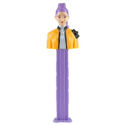 PEZ-Spender von Rumi aus KPop Demon Hunters mit lilafarbenem Stil, violettem Haar und gelber Jacke in Vorderansicht.