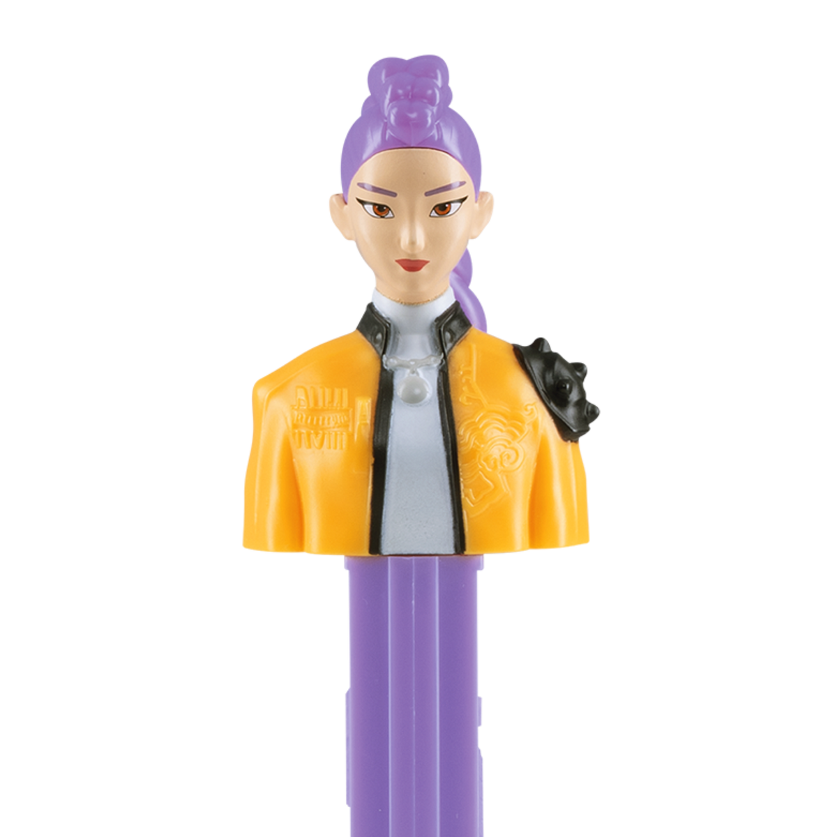 Nahaufnahme des PEZ-Spenders von Rumi aus KPop Demon Hunters mit gelber Jacke, weißem Rollkragen und violettem Haar.