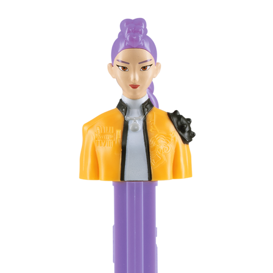 Nahaufnahme des PEZ-Spenders von Rumi aus KPop Demon Hunters mit gelber Jacke, weißem Rollkragen und violettem Haar.