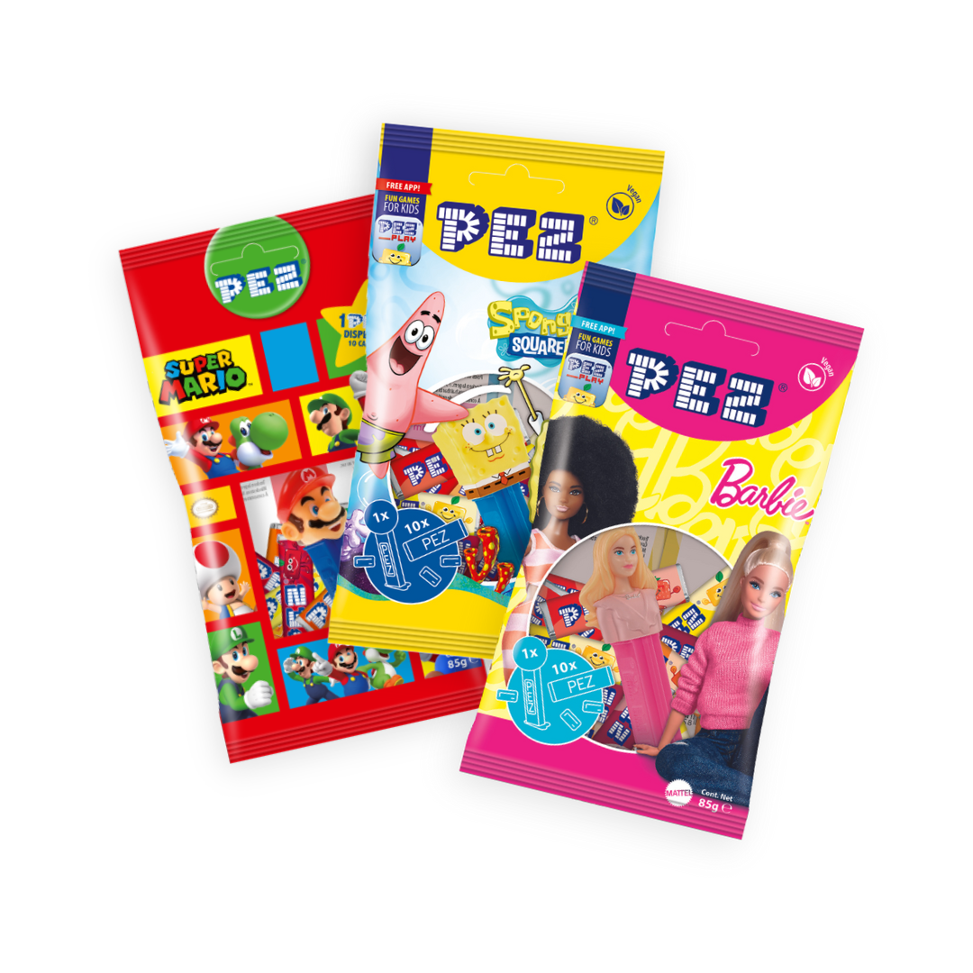 Verschiedene PEZ-Beutel mit Spendern und Bonbons