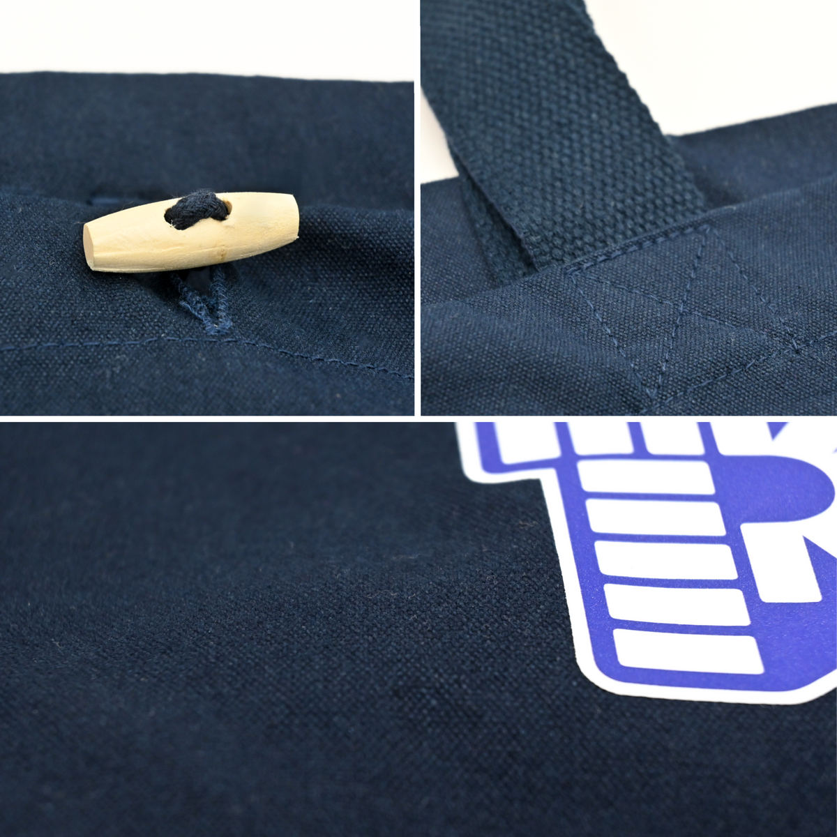 Nahaufnahme von der PEZ Baumwolltragetasche zeigt Details des hellen Holzknebelverschlusses, der robusten Kreuzstich-Naht am Henkel und der Textur des blauen Canvas-Stoffs.