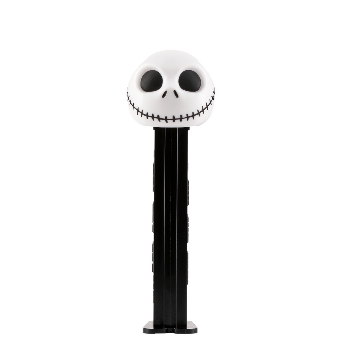 Gesamte Vorderansicht des verpackungsfreien PEZ-Spenders von Jack Skellington vor schwarzem Hintergrund.