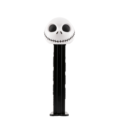 Gesamte Vorderansicht des verpackungsfreien PEZ-Spenders von Jack Skellington vor schwarzem Hintergrund.