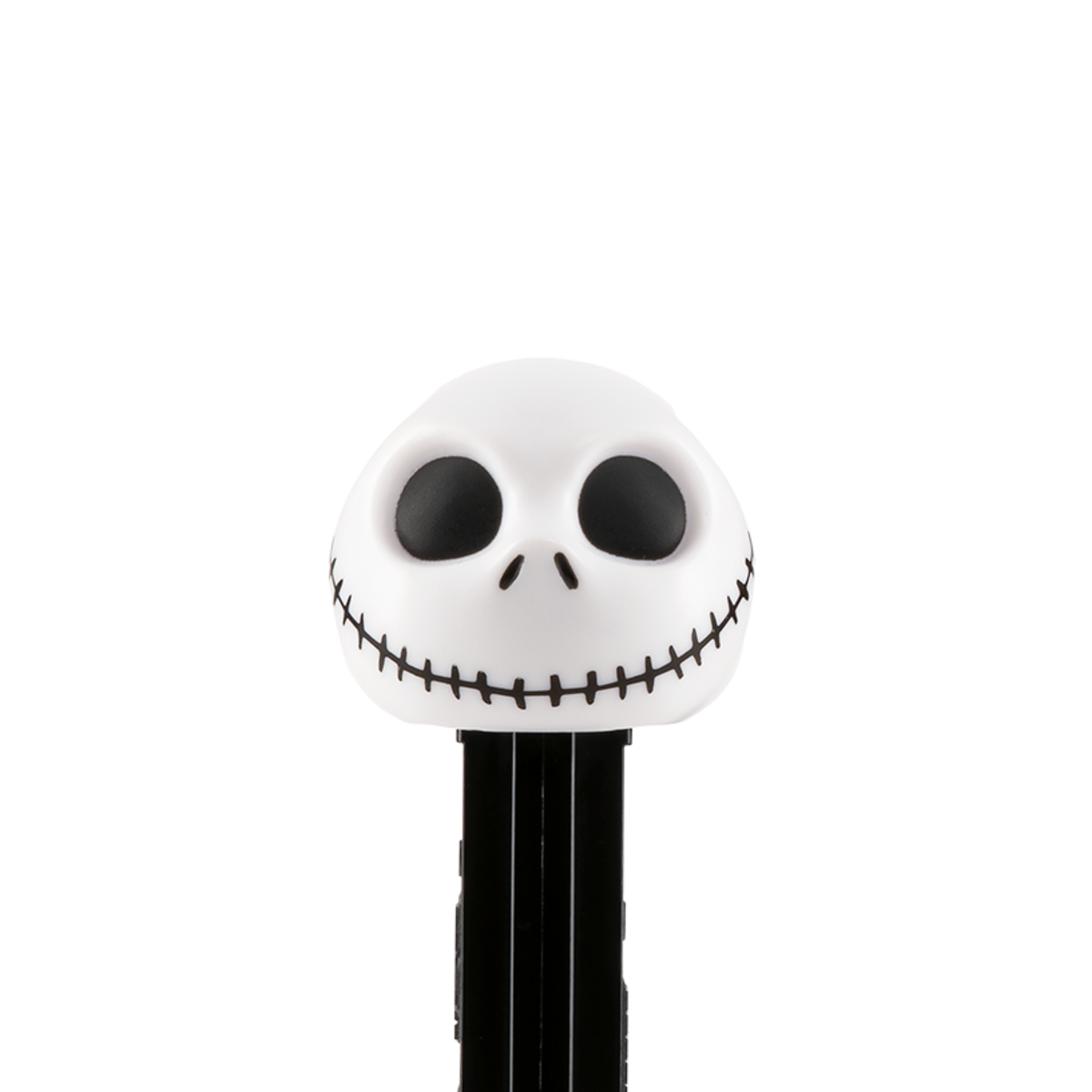 Nahaufnahme des PEZ-Spenders von Jack Skellington mit weißem runden Schädel, aufgemalten schwarzen Augenhöhlen und genähtem Mund auf schwarzem Spenderschaft.