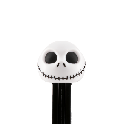 Nahaufnahme des PEZ-Spenders von Jack Skellington mit weißem runden Schädel, aufgemalten schwarzen Augenhöhlen und genähtem Mund auf schwarzem Spenderschaft.