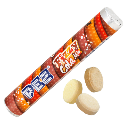 Bunte Rolle PEZ Fizzy Cola Mix Bonbons mit farbenfrohem Streifendesign in Braun, Rot und Orange; Aufdruck ‚PEZ sowie ‚Fizzy Cola Mix.