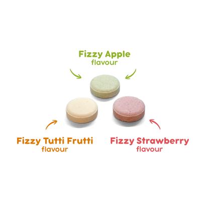 Runde PEZ Bonbons in den Geschmacksrichtungen Fizzy Apfel (hellgrüner Farbton), Fizzy Erdbeere (hellroter Farbton) und Fizzy Tutti Frutti (helloranger Farbton)