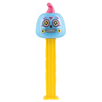 Vorderansicht des PEZ-Spenders 'Día de los Muertos' (Kürbis-Design) mit gelbem Spenderstiel vor schwarzem Hintergrund.