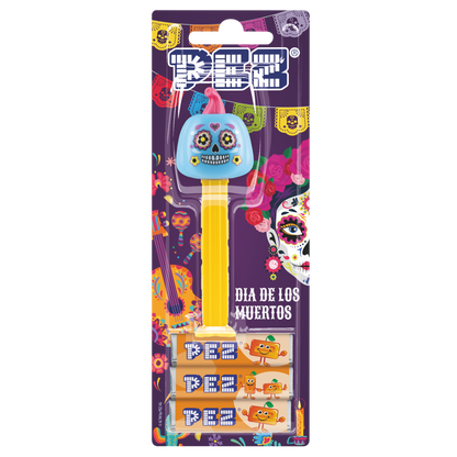 Verpackter PEZ-Spender 'Día de los Muertos' auf einer bunten Blisterkarte mit mexikanischen Totenkopf- und Blumenmotiven sowie drei PEZ-Bonbonpackungen.