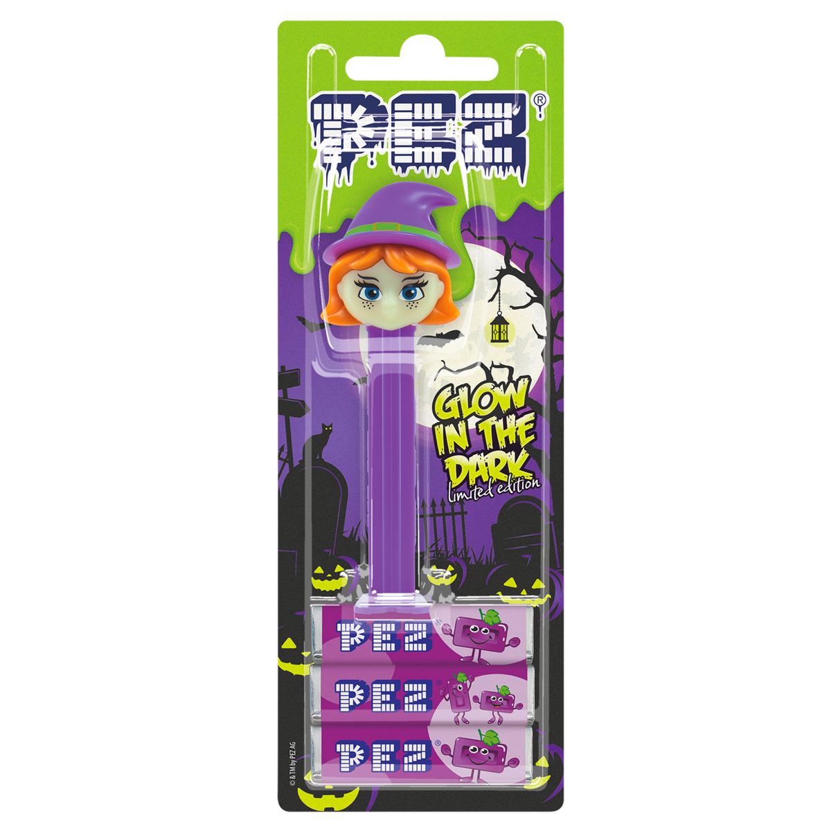 Verpackter PEZ-Spender 'Hexe Glow in the Dark' auf einer grün-violetten Blisterkarte mit Halloween-Motiven und drei PEZ-Bonbonpackungen.