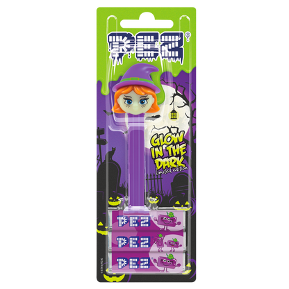 Verpackter PEZ-Spender 'Hexe Glow in the Dark' auf einer grün-violetten Blisterkarte mit Halloween-Motiven und drei PEZ-Bonbonpackungen.