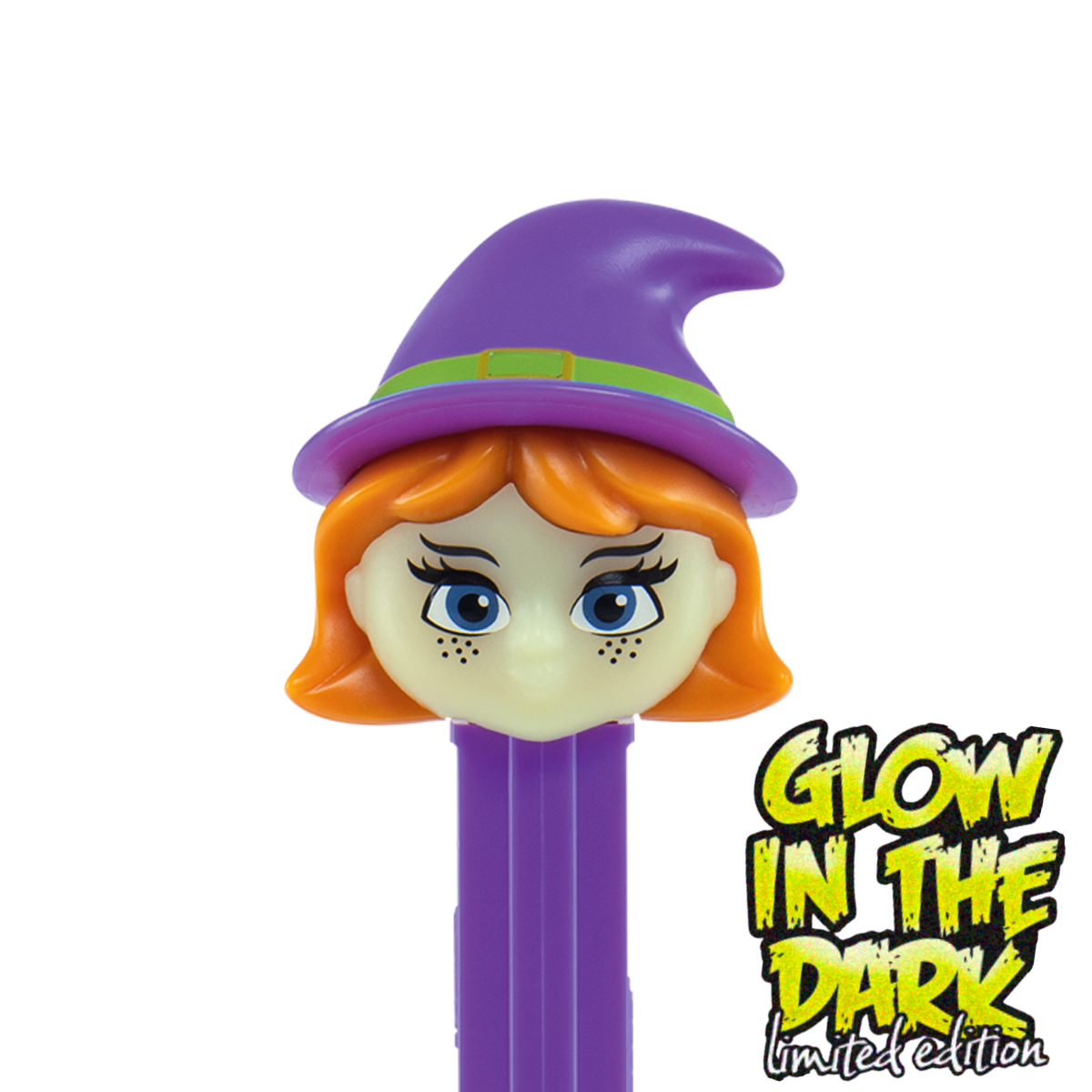 Detailansicht des PEZ-Spenders 'Hexe Glow in the Dark': Ein Hexenkopf mit violettem Spitzhut, orangefarbenen Haaren, blauen Augen und Sommersprossen auf einem violetten Spenderkörper.