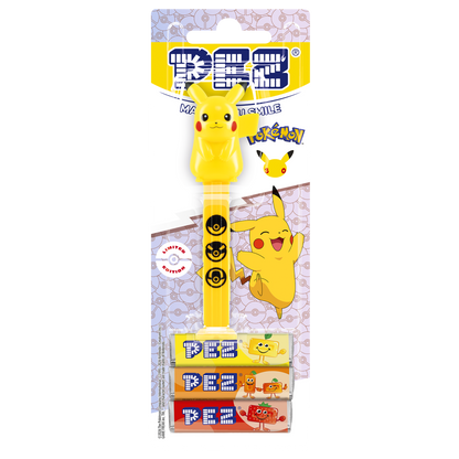 Originalverpackter, gelber Pikachu PEZ-Spender mit drei Pokébällen, befestigt auf einer Blisterkarte mit Pokémon-Grafiken.