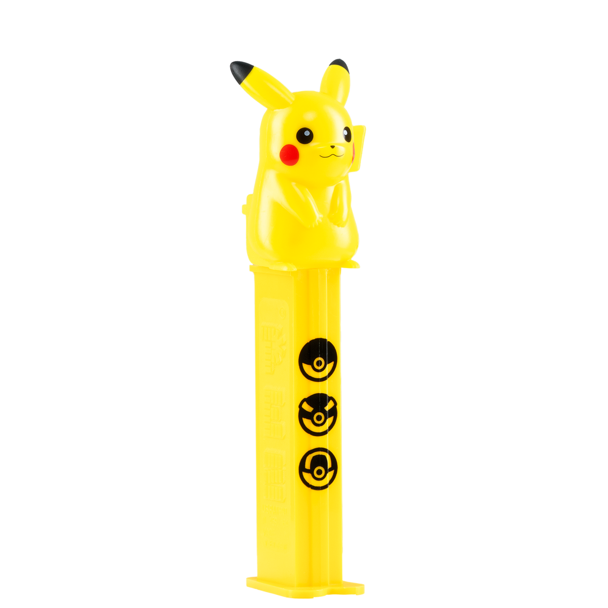 Gelber Pikachu PEZ-Spender mit drei aufgedruckten schwarzen Pokébällen auf dem Schaft, freigestellt auf schwarzem Hintergrund. Seitliche Ansicht.