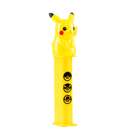 Gelber Pikachu PEZ-Spender mit drei aufgedruckten schwarzen Pokébällen auf dem Schaft, freigestellt auf schwarzem Hintergrund. Seitliche Ansicht.
