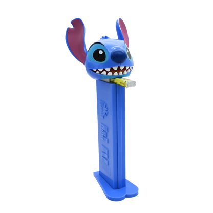 Blauer PEZ-Spender in Form von Stitch aus Disney. Der Spenderkopf ist leicht gehoben, damit ein verpacktes PEZ Bonbon reinpasst
