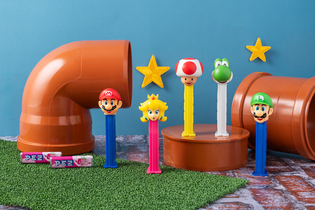 Fünf PEZ-Spender mit Super Mario-Charakteren: Mario, Peach, Toad, Yoshy und Luigi